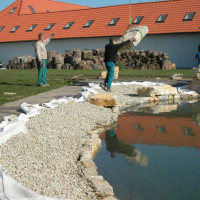 Ukládání kamenů v mělčině,zbývá dopustit cca 20cm vody.